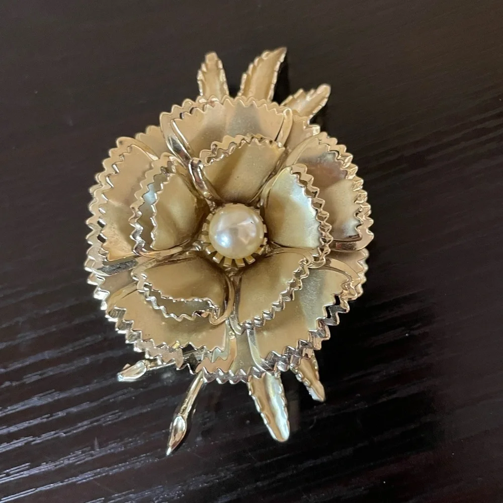 Goldtone Vintage Pearl Flower Brooch